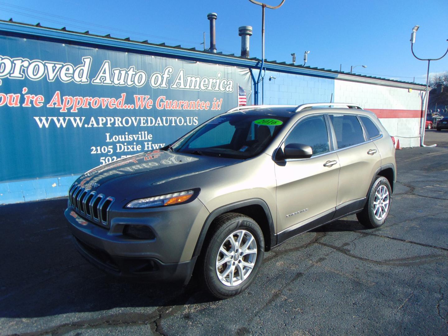 2016 Tan Jeep Cherokee (1C4PJMCB3GW) with an V6 3.2 Liter engine, Automatic, 9-Spd transmission, located at 2105 Dixie Hwy, Louisville, KY, 40210, (502) 772-3333, 38.220932, -85.795441 - Photo#3